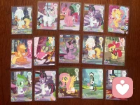 很感動我的個案小姑娘一次又一次贈送給我的精美卡片，從我寵物的照片，到全套精美的合理波特的卡片，知道我嗓子不好，還貼心地配上了京都念慈菴的可愛糖果，全部拆開看卡片時，心里特別安靜和感動，心底始終涌動著一種被溫柔以待的感覺，有點舍不得打開，有點不敢觸碰，似乎打開的不是卡片而一顆被封存已久、蒙塵已久的心，我需要一點點的接觸，一點點地靠近才嫩看到一層層包裝里忽然蹦出來的精美的卡片，有硬度，泛著光，有點沉甸甸的重量在手。配圖