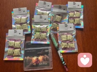 很感動我的個案小姑娘一次又一次贈送給我的精美卡片，從我寵物的照片，到全套精美的合理波特的卡片，知道我嗓子不好，還貼心地配上了京都念慈菴的可愛糖果，全部拆開看卡片時，心里特別安靜和感動，心底始終涌動著一種被溫柔以待的感覺，有點舍不得打開，有點不敢觸碰，似乎打開的不是卡片而一顆被封存已久、蒙塵已久的心，我需要一點點的接觸，一點點地靠近才嫩看到一層層包裝里忽然蹦出來的精美的卡片，有硬度，泛著光，有點沉甸甸的重量在手。配圖