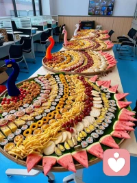 一個人情緒的不穩(wěn)定通常有兩個主要原因：1、極度缺乏愛；2、經(jīng)歷過太多創(chuàng)傷。當(dāng)一個人極度缺乏愛時，他們會將自己的期望投射到他人身上，渴望被照顧、被愛、被理解和被關(guān)心。如果這些內(nèi)心的期望未能得到回應(yīng)，他們可能會感到失望、委屈、憤怒和生氣配圖