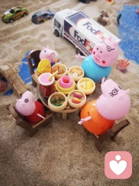 #咨詢手記
一個人如果要發(fā)展良好的心理功能結(jié)構(gòu)，也就是要具有健康的人格，最重要的來源是父母的人格。那么，父母在什么情況下可以讓孩子獲得健康的人格呢?在對待孩子的時候,持有的態(tài)度是:沒有敵意的堅決和不含誘惑的深情。配圖