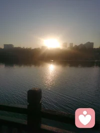 如果一個(gè)人原生家庭一塌糊涂，而后來的人生陽光燦爛，這意味著將有巨大的災(zāi)難，懂潛意識(shí)的人知道我在說什么。底子薄的人，從稀巴爛的版本努力跨一步，穩(wěn)定在小康就可以了，止贏惜福是智者。配圖