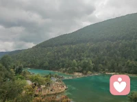 遇到到好的事情，我們會開心；遇到不好的事情，我們想哭……我們所感受到的所有情緒，都是一種非常自然的過程，并沒有好壞之分。壞的不是情緒，而是壞情緒導(dǎo)致的行為所產(chǎn)生的結(jié)果。
生活中我們需要提高的是處理情緒的能力，而不是直接拒絕情緒體驗，拒絕情緒只會讓我們變得麻木。
很多人以為重度抑郁的患者，是會極度不開心，但其實他們是極度麻木和缺乏活力，感受不到任何情緒，是一種快感缺失、生命力抑制的狀態(tài)。配圖