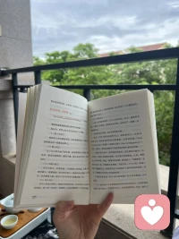 每一個敏感點都是我們曾經(jīng)遭遇過的各種形式的攻擊所留下的傷，有炎癥的地方當(dāng)然一碰就疼，我們需要做的是覺察到難受的時刻，并找出背后的成因，清潔上藥包扎愈合，讓結(jié)疤的地方更堅硬，直到我們?nèi)砥げ谌夂瘛俣静磺帧Ｅ鋱D