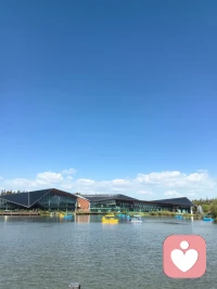 其實最適合你的人，是看透了你的脾氣，還愿意留下陪你的人。到了一定年齡，你會發現，你需要的不是轟轟烈烈的愛情，而是一個不 離開你的人。深情不及久伴，厚愛無需多言，任何關系要懂得互相服軟，輪流低頭就一定不會走散，哪有什么天生般 的?兩個人不過是一個懂得包容和遷就，而另一個懂得適可而止……配圖