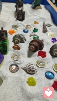 晚上一個成年女性的沙盤：
散落的不是鉆石??
?而是多余的思緒和情結
?接受需要勇氣，放棄也需要勇氣配圖