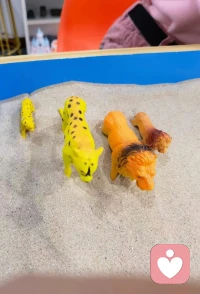 一個中年女性的沙盤，她的內在小孩兒如此柔弱和沒有力量！配圖