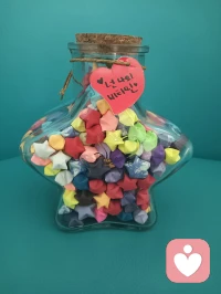 咨詢倫理中規定咨詢師不能收受禮物[尷尬]
我還是滿心歡喜的收下了它[加油]
這是一瓶非常珍貴的滿天星[加油]
?是一雙巧手十分用心一顆一顆編起來的[強]
?更是一份格外不同的禮物[禮物]
?盛滿了愛與善良、對美好生活的憧憬[擁抱][擁抱]
讓我們共同見證你未來的蛻變[拳頭][拳頭]

?配圖