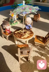 “沙盤會告訴我們一些我們不知道的事情，從沙盤我們可以更好地探索自己，這樣對我們解決問題會有幫助的。”“你似乎覺得真的卡在這一點上面。通常我們本身之內就會有答案，不過常常隱藏在我們的覺察！配圖