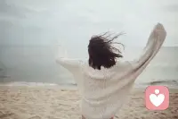 咨詢感悟：有一類父母屬于貶低型父母 ，剝奪了孩子的自尊！
      當父母內心缺乏安全感時，就會通過掌控孩子人生的方式，獲取內心的安全感。
“讓孩子覺得害怕”是常見的操控方式。
我們很難控制一個比我們強大的人，越是弱小的人越容易被控制。
所以父母喜歡通過貶低、否定的方式，讓孩子覺得“我這么糟糕，除了父母沒有人要我”，從而更好的控制孩子。
?配圖