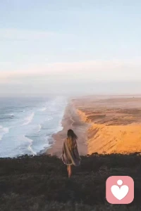 我們承認人不完美，療愈受傷的內(nèi)在小孩，需要另外一個心智更成熟的人為我們提供抱持的安全空間。
在和專業(yè)心理咨詢師溝通的過程中，在這個安全的空間內(nèi)，受傷的心才有力量涵容痛苦，整合破碎的內(nèi)在感受，并賦予其新的意義，促使心智的真正成熟和心靈的自由。?

很多人第一次被治愈，也許來自伴侶。伴侶無限包容自己，于是有了安全感。?這種治愈或多或少存在，但是對關(guān)系也有致命的破壞力。因為再體貼的伴侶也會累，也無法持續(xù)地一味地付出
?
?所以當(dāng)你也需要療愈自我，最好是選擇一位專業(yè)的心理咨詢師！配圖