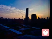 很多創傷
讓我們卡在了生命早年的某個時刻
在以后的生命長河里
盡管我們身體在不斷的長大
但是心卻被一直封印在了那個時刻
于是
我們一直重復那個時刻的命運模式
一直在不斷相似的痛苦中不斷循環
不斷下墜……配圖