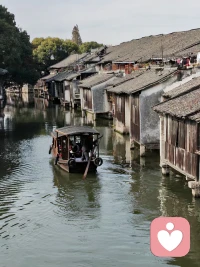 人生最好的状态就是把自己的心照顾好，充实于生活，平和于心态。愿你看淡世事沧桑，内心仍安然无恙；微笑面对生活，活出最灿烂的自己！配图