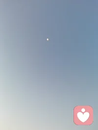 咨询手记：
        我们都是带着各种各样的心灵面具，面对着生活和工作中各种各样的人际关系！
​而当你走进属于自己亲密关系中时 ，随着你和伴侣的关系越来越近，你心灵的面具会一层一层的剥落下来 ，此时你内心深处的脆弱、缺失、未表达的情绪……这些创伤，都会一一浮现出来，这是你真实的内在小孩儿！
        而你的伴侣在无意间的一句话、一个表情、一个动作，一个眼神，都有可能让你感到受伤，其实你并不是被对方所伤害，而是你的很多创伤被这些话、表情、动作、眼神所激活，你的内在小孩儿在哭泣！
      此刻 ，你最需要的是找到一个安全处所，去疗愈自己的内在小孩儿！而后以更健全的自己面对你的伴侣！
​配图