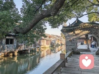 很多人在一份感情中不愿意付出自己的全部情感，用他们的话说，怕受伤。于是他们拼命地追求物质和名利，但这一切都填补不了情感上的缺失，一旦这些都被满足，他们马上又会被情感上的缺失所吞没。
​
​       所以，跟身边人和事物建立深度关系显得尤为重要。在一份深度关系里，你能感受到任何物质都不能带给你的快乐和幸福，与爱人的深度关系，与父母的深度关系，与孩子的深度关系……能给你带来极大的满足。不要害怕受伤，真爱一个人的时候，不会受伤，因为你的付出并不是为了回报，况且，你付出爱的时候，你本身就是最大的受益者，给予的感觉是特别幸福的！
​        专注于一件事，就是在跟事物建立深度关系，比如在夜深人静时手捧一卷书，这时候，你跟作者展开了一场深入灵魂的谈话。这种感觉妙不可言啊！
​         你可以有很多社交关系，但一定要建立一些深度关系，这些深度关系，会让你深切地感受到：人间值得！配图