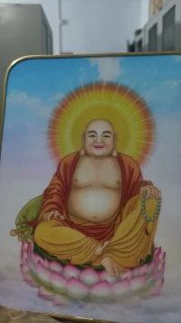 今天的催眠感悟：
?         移空技術、催眠、變色技術的融合！
?         來訪是一位即將退休的教育工作者，在處理職場的人際關系中，出現了憤怒焦躁的情緒（看電視劇、看書、洗衣服、洗澡都難以完成），從而產生了胸口發堵的軀體化癥狀，就像一個圓圓的線球堵在胸口！
         催眠開始，通過三調放松后，那個圓圓的線球從胸口來到了腹部（胸口堵的感覺消失，腹部堵的感覺出現），然后進入安全島，沉浸在安全島十分鐘后，來訪感覺到線球慢慢地變小 ，腹部出現了一個小口，線從小口慢慢的往外飄，來訪描述線是灰白色的，引導來訪用手慢慢的往外拉這條灰色的線，當線慢慢的拉出來后，腹部堵的感覺消失，來訪把這條長長的細線放在酒精瓶里，利用酒精消毒處理后，扔在了垃圾桶里（移空技術）！
       此時腹部那個小口就像一個兩厘米左右創傷口一樣，感覺不舒服，來訪想象用一個暖手寶放上去暖一暖，通過處理不舒服的感覺有所減輕！然后引導來訪用一個物體來象征這個創傷口的不舒服的感覺，來訪覺得是一個黑色的、兩厘米左右、牙簽一樣細的樹枝，然后來訪把這個樹枝變成了一個黃白色的、兩厘米左右的、細細的皮筋（變色技術）！當樹枝變成皮筋之后，來訪感覺腹部創傷口不見了，不舒服的感覺完全消失！
       催眠喚醒后，來訪反饋憤怒焦慮的情緒消失、軀體化癥狀消失、感覺已經有力量去看書、看電視劇、洗衣服等！
?        努力實踐、不斷精進，致敬努力前行的自己！配圖