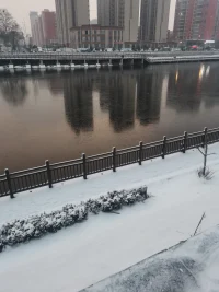 《用生命影響生命》
把自己活成一道光，因為你不知道，
誰會借著你的光，走出了黑暗。
請保持心中的善良，因為你不知道，
誰會借著你的善良，走出了絕望。
請保持你心中的信仰，因為你不知道，
誰會借著你的信仰，走出了迷茫。
請相信自己的力量，因為你不知道，
誰會因為相信你，開始相信了自己。配圖