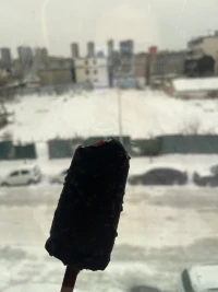 在治療厭學學生的時候，孩子休學在家、躺平、游戲、拒絕吃飯、作等等，都是在試探，在用挑戰甚至挑釁的態度去探究父母的底線，看清父母的態度——你是否真的可以無條件的接納我，即使我不上學、無理取鬧、懶惰無用，因為內心深處，他們感覺如此的孤單、無依無靠，從身體到靈魂無比的沉重，像張開雙手在海底仰著頭下沉、下沉，知道在下沉，想要爬起，但沒有力氣，不要懷疑他們想要重出水面的渴望，最好的托舉就是包容一切他當下的狀態，恢復可能一年 兩年，也可能更長一點時間。
?當父母沒有辦法做到這些的時候，咨詢師的包容就變得非常重要，所以咨詢師要穩，慢，做好陪伴、出口。配圖