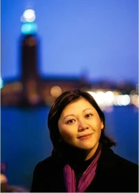 李翊云，旅美著名作家，現為普林斯頓大學劉易斯藝術中心創意寫作教授。 抑郁癥患者，康復。兩個兒子相繼自殺。

 這是心理學家們要研究的個案。 剛才有朋友跟我說，抑郁癥會傳染嗎？ 抑郁癥不會傳染，但會被影響或者共鳴再或者感染。

所以，為什么現在人越來越不喜歡跟消極的人，負面情緒的人在一起的原因。 

另外，普及三個專用名詞：康復，療愈和養育的區別。

康復，通常指的是通過醫療和其他專業的干預手段，幫助患者從疾病或傷害中恢復正常生活功能的過程。也就是李翊云的抑郁癥康復了，那是從醫學角度治療的結果。

療愈，更偏向于心理層面的恢復，強調內心的平和與情感的修復，可能涉及心理咨詢、冥想等方法和其他心理技術方法。

養育，指的是提供生活照顧、教育和情感支持，以幫助個體成長發展，常用于描述父母對孩子的撫養過程，和有的心理治療師對個體不斷養育來彌補童年成長中缺失的部分。我兒子用的就是再養育療法，10歲的時候，當他需要的時候，還把他當成1歲來對話。11歲的某一天突然發現，他不再需要了。這就是再養育彌補法。#康復#療愈#養育配圖
