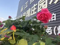 一個(gè)人內(nèi)心怎樣看待自己，在外界就能感受到怎樣的眼光.
一個(gè)從容的人，感受到的多是平和的眼光；
一個(gè)自卑的人，感受到的多是歧視的眼光；
一個(gè)和善的人，感受到的多是友好的眼光；
一個(gè)叛逆的人，感受到的多是挑剔的眼光。配圖