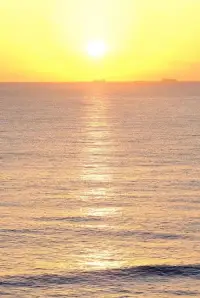 七月的中國色，是扶光??
“初見扶光日東海，俄看垂象滿西京。”它是日出東方，萬戶回；
一束光，自最東邊的地平線噴出，穿透世界的黑暗。

它臨照人間，
驅散所有的渾濁不堪，
每一處角落都光芒萬丈，
每一寸光陰都熱氣騰騰，
七月，日出東方，何懼悲傷

下半年的第一天，早安配圖