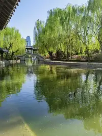 我會像一片靜水，默默傾聽你所有的悲喜。因為在我眼里，你的每一次呼吸都是最珍貴的。配圖