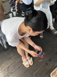 人多的假期我选择耍手机配图