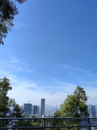 今年最走紅的一段話：
追不上的，不追！背不動的，放下！看不慣的。，刪除！漸行漸遠的，隨意！不屬于自己的。不要！
做，自己想做的事，聽，最想聽的聲音，見，最想見的人，如此簡單，甚好！配圖