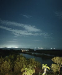 好書分享心得體會

選擇與放棄，是一種心態(tài)、一門學(xué)問、一套智慧，是生活與人生處處需要面對的關(guān)口。昨天的放棄決定今天的選擇,明天的生活取決于今天的選擇。人生如演戲，每個人都是自己的導(dǎo)演。只有學(xué)會選擇和懂得放棄的人，才能贏得精彩的生活,擁有海闊天空的人生境界。
做一個選擇的時候，意味著需要放棄其他的觀念、想法、物質(zhì)、甚至生命。選擇與放棄往往是同步的,選擇的反面既是放棄。放下一粒種子，收獲一棵大樹;放下一處煩惱，收獲一片清涼；放下一種偏見，收獲一種幸福。當(dāng)你放下足夠的時候，生命也將收獲一片藍天。

圣經(jīng)中有這樣一句話:人降臨的時候手是合攏的,似乎在說:“世界是我的。”當(dāng)離開世界時手是張開的,仿佛在說:“瞧那,我什么都沒有帶走。”其實，人生就是一連串選擇與放棄的過程，有取就有舍，有舍才有得。該放棄的就要放棄,不是沒有恒心和勇氣，而是選擇進取的一種方式。
有人說:“讀書足以怡情,足以博彩，足以長才”使人開茅塞，除鄱見,得新知，養(yǎng)性靈。因為書中有著廣闊的世界,

書中有著永世不朽的精神，雖然滄海桑田，物換星移，但書籍永遠是新的。所以，熱愛讀書吧!像饑餓的人撲到面包上那樣,熱愛讀書，讓目光投向更廣闊的時空，讓心靈溝通過去和未來，已知和未知。
世紀老人冰心說過:“讀書好,好讀書,讀好書。”這是一句至理名言。讀一本好書，可以使心靈充實，使之明辨是非,使人有愛心和文明行為、禮儀規(guī)范;而讀一本壞書,則使人心胸狹窄，使人不知羞恥，使人自私殘暴。
“半畝方塘一鑒開，天光云影共徘徊。問渠哪得清如許,為有頭活水來。”讓我們暢飲這“頭活水”，攀登這人類進步的階梯,成為知識的富翁，精神的巨人,成為祖國21世紀的高素質(zhì)的建設(shè)者。配圖