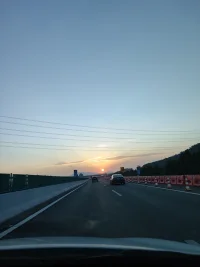生活就要像每天的太陽，時刻充滿希望，永遠保持光芒萬丈！

愿您做自己的太陽，熱愛生活，保持善良；

愿您一生好運相伴，一生健康平安！配圖