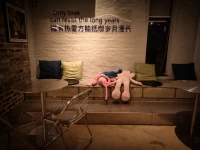 人生，要有自己的價值。一個人如若不能使自己的人生輝煌，但也沒有理由使它黯淡；人生可以平凡，但不可以庸俗墮落；人生不在乎掠取多少，而在于追求過程的完美與卓越！配圖