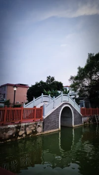 人生最大的遺憾，就是在看清自己的內(nèi)心后，卻沒有堅定地選擇自己的內(nèi)心。

請務(wù)必忠誠于自己，不要怕得不到，也不要怕失去，拼盡全力的人不會一無所獲，勇敢的人先享受世界。配圖