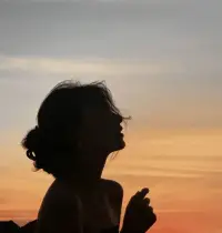 你是高敏感人群嗎？
每5個人里面就有1個人高度敏感，他們常常具
有以下行為：
1.特別感性，感受力強，情感細膩，內心戲多
2.過度在意他人的評價和感受，謹小慎微；
3.富有同情心，能對他人感同身受；
4.注重細節，對周圍環境的改變很敏感；
5.深入思考，對事物的看法比較深刻
6.舉棋不定，常常“選擇猶豫
7.常常胡思亂想配圖