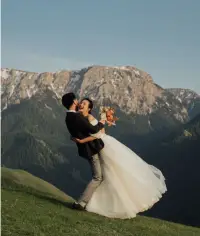 女孩兒們，沒有該結婚的年齡，只有該結婚的愛情。
很多女人因為被家里催婚，被恩愛的情侶刺激，又或者孤單寂寞，就想隨便找個人談戀愛，然后結婚生子，寧可嫁給一個不是自己真心的人，真的會幸福嗎?很遺憾,這真的不會!那些嫁得好的女人，是不會這樣對待自己的婚姻大事的。她們嫁的男人，是經過自己精挑細選，是和自己一樣優秀的，而不是虛有其表，更不是花言巧語的男人。配圖