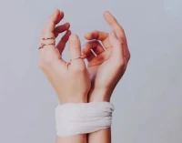 習(xí)慣性回避沖突，可能是生命初期被養(yǎng)育者過度入侵和吞噬。

比如，小時候經(jīng)常被父母嚴(yán)厲責(zé)罵，想要反抗時就會被罵得更兇，甚至是受到懲罰。

為了被愛與認(rèn)同，慢慢熟悉了這套應(yīng)對模式，會被不自覺地運(yùn)用在新關(guān)系中。配圖