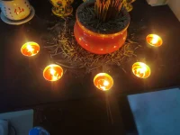 不會(huì)愛(ài)自己的人幸福是比較難的，?因?yàn)椴粫?huì)愛(ài)自己的人，即使對(duì)別人很好，?每一份對(duì)別人的好都會(huì)有巨大的犧牲感。
?這種犧牲感會(huì)產(chǎn)生更高對(duì)他人的期望，和自己內(nèi)心的痛苦！！配圖