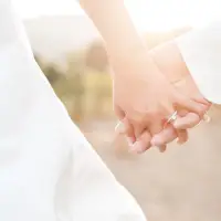 父母要給孩子：無條件的愛，有底線的教養(yǎng)。配圖