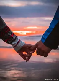 男人愛你太深，才會出現(xiàn)這5個幼稚的表現(xiàn)！
01必須以他為“中心”
02不順著他的意思就開始“吃醋”
03你的朋友他一定要認識
04對待你的事情很沖動
05只要你生氣他就沒脾氣了配圖