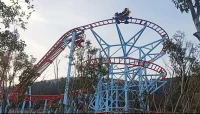 昨天坐了馬賽回旋過山車，雖沒有那種大型過山車的高速及側翻旋轉，但猛沖倒掛的一瞬間，還是驚心肉跳的。以前只是遠觀，有嘗試的愿望，但就是不敢，這次終于突破了，一次下來之后，反而覺得很好玩，還想再來一次。配圖