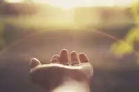 當你在猶豫的時候，這個世界就很大：當你勇敢踏出第一步的時候，這個世界就很小。等到有一天你變成了你喜歡的自己的時候，誰還會質疑你的選擇不靠譜呢？你已經變成更好的你了，一定會遇到更好的人。你是誰，就會遇到誰。配圖