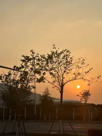 睡前原諒一切，醒來便是重生，有喜有悲才是人生，有苦有甜才是生活。。。配圖