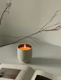 夜晚的時候，對月獨坐，點一盞香薰，看燈火躍動，暗香潺潺中，感受到了久違的平靜，舒服且安心~配圖
