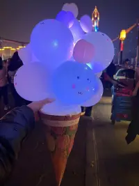 大年初五遇上情人節，當財神遇上愛神，愿我有錢花  有人愛！財運  愛情撞個滿懷。。。配圖