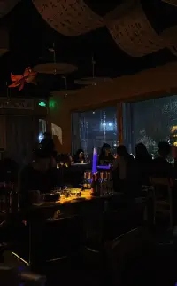 窗外落著雨滴
音符里慢節(jié)奏緩緩

愜意且治愈～配圖