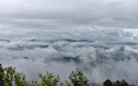 心念，就像空中的云霧。如果你自然安住，它是無利無害的；一旦分別執(zhí)著，則有百害而無一利。配圖