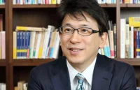 和與自己同等水準的人交流可以說是橫向社交，與互聯網為媒介的社交活動幾乎都是橫向社交，在這種社交模式中所進行的對話通常十分平淡無奇，因而無法深化自己的思想，換言之，他僅停留在隨意聊天的層面上，缺乏深度。與此相對，讀書是縱向深化思想的活動，可以說它與橫向社交模式完全是質疑的東西，人要咀嚼通過讀書獲得的信息和思想，重新建構自己的思想。這一活動能夠縱深地培養每個人的思想深度。配圖