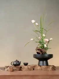 稻盛和夫說：“一個女人最好的狀態就是，無論你的婚姻幸與不幸，也無論你的枕邊人忠與不忠，身為女人，始終要明白，婚姻并不是人生的全部。配圖