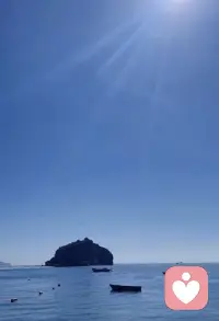 我與春風皆過客，你攜秋水攬星河。配圖