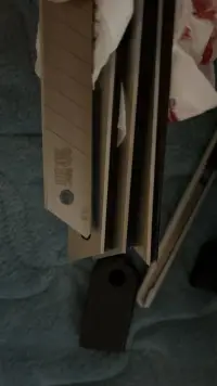 你生活在光亮里，你就覺得全世界都是光亮的，你當然不懂我，你們只會說一切都會好的，調(diào)理自己的情緒，不要去控制它，真的很可笑啊，你們就覺得這么簡單，你體會不到我的感受，就永遠都不會知道我有多痛苦，每天心慌，坐立不安，疲勞，煩躁絕望，失眠，厭食厭世，控制不住的手抖，你覺得我笑了就是好了…我想逃離這個世界，如果有下輩子，我都不會再來了…我就沒想過活過初中…配圖