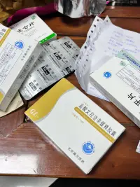 你生活在光亮里，你就覺得全世界都是光亮的，你當然不懂我，你們只會說一切都會好的，調(diào)理自己的情緒，不要去控制它，真的很可笑啊，你們就覺得這么簡單，你體會不到我的感受，就永遠都不會知道我有多痛苦，每天心慌，坐立不安，疲勞，煩躁絕望，失眠，厭食厭世，控制不住的手抖，你覺得我笑了就是好了…我想逃離這個世界，如果有下輩子，我都不會再來了…我就沒想過活過初中…配圖