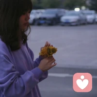 困住我青春的人，始終沒有回頭看我一眼。

～陪聊：30分鐘10米，可以做你的情緒樹洞～有意的哥哥姐姐都可以聯系我哦！配圖